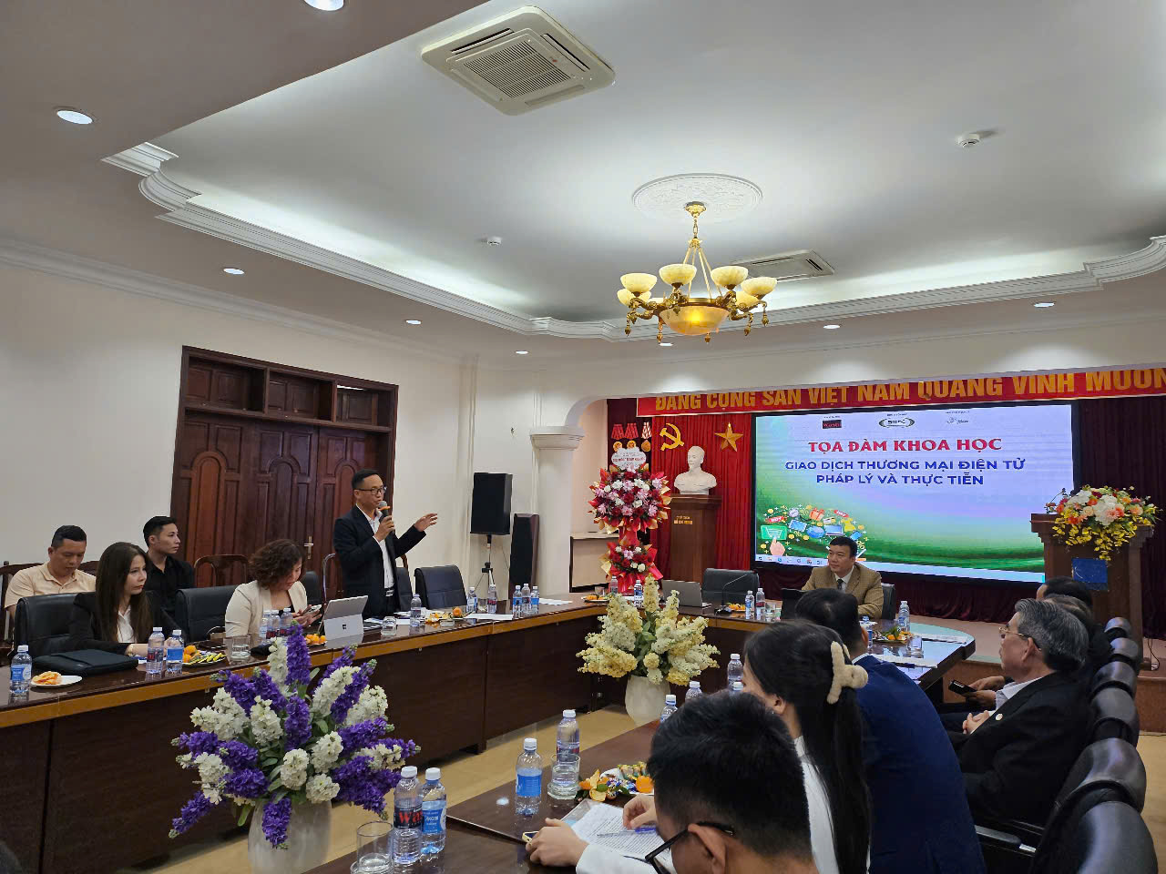 Các chuyên gia chia sẻ tại tọa đàm